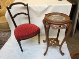 deux chaises et une table sur laquelle est posé un miroir