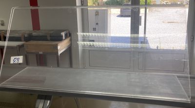 une photo d'une cuisine avec un comptoir et une vitrine