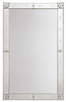 un grand miroir rectangulaire dont le cadre est orné d'un motif décoratif