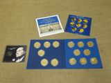 un gros plan sur un classeur bleu contenant des pièces d'or et un CD