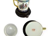 une théière et une tasse posées sur une table