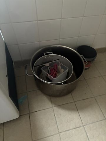 Trois rondeaux un inox et deux aluminium ; sauteuse, poêles