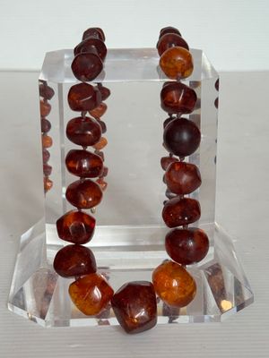 un bracelet composé de perles, exposé sur une table