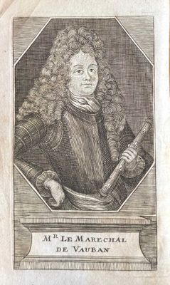 une vieille gravure représentant un homme aux longs cheveux bouclés tenant un couteau