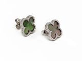 une photo d'une paire de boucles d'oreilles en forme de trèfle, en nacre verte et blanche