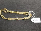 Gros plan sur un bracelet en or portant une étiquette