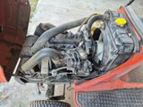 une photo d'un moteur de voiture auquel est raccordé un tuyau