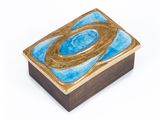 boîte en bois dont le couvercle est orné d'un motif bleu et or