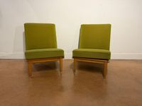 SCANDINAVIE. Paire de fauteuils en bois naturel, garniture d…