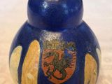 un vase bleu orné d'un dragon, posé sur une table