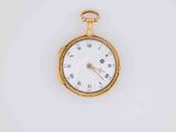 une montre de poche en or avec des chiffres romains sur le cadran