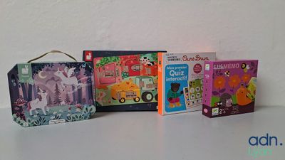 plusieurs livres pour enfants sont alignés sur une surface blanche