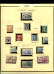 une photo encadrée représentant une collection de timbres exposée dans un cadre