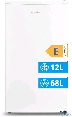 un réfrigérateur-congélateur blanc posé sur un comptoir blanc