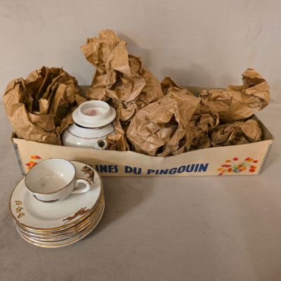 une boîte de tasses et de soucoupes posée sur une table