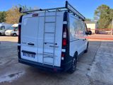 l'arrière d'une camionnette blanche garée sur un parking