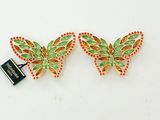 une paire de boucles d'oreilles colorées en forme de papillon sur un fond blanc