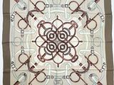 foulard carré marron et blanc orné d'un motif de clés et de serrures