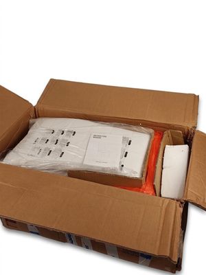 une boîte en carton contenant un certain nombre d'objets