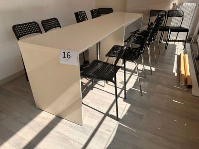 une longue table avec des chaises et un numéro dessus