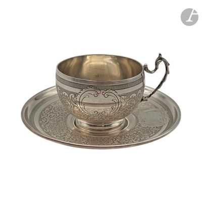 tasse à thé et soucoupe plaquées argent, posées sur une soucoupe