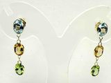 deux paires de boucles d'oreilles ornées de pierres multicolores