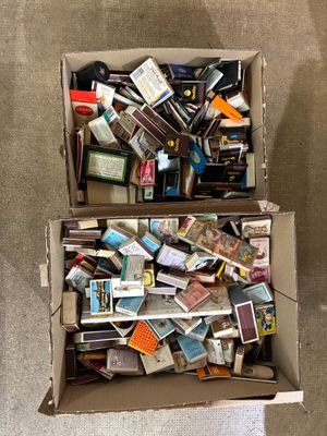 une boîte en carton remplie de livres et de magazines posée par terre