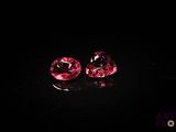 une paire de diamants roses sur un fond noir