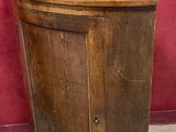 un petit meuble en bois muni d'une porte