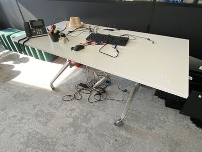 - 2 tables en stratifié blanc - 1 table avec retour en strat…