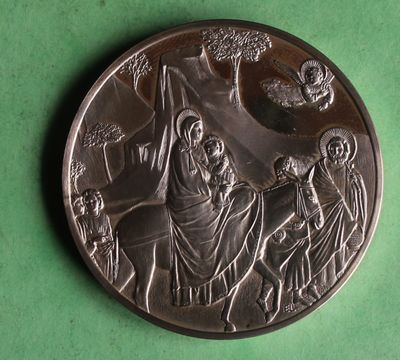une image représentant une pièce d'argent sur laquelle figure une crèche