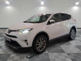 une Toyota RAV blanche garée sur un sol en carrelage à damier