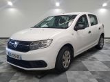 une photo d'une Dacia blanche garée dans un showroom