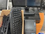 un boîtier sur lequel sont posés un clavier, une souris et un écran