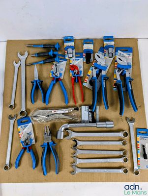 de nombreux outils posés sur un morceau de carton