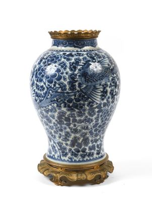 un vase bleu et blanc avec un oiseau dessus