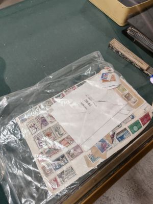 une table sur laquelle se trouvent de nombreux timbres et un téléphone