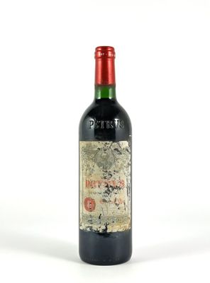 une bouteille de vin posée sur une table