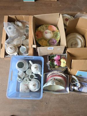 de nombreuses caisses de vaisselle et d'autres objets posés par terre