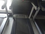 deux tapis de course dans une salle de sport dotée d'une fenêtre