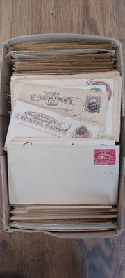 une boîte remplie de courrier posée sur une table en bois