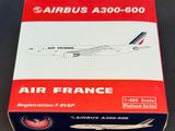 une boîte sur laquelle est représenté un avion