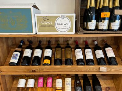 de nombreuses bouteilles de vin sur les étagères du magasin
