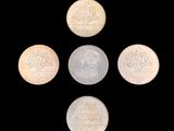 six pièces différentes sont disposées en cercle sur un fond noir