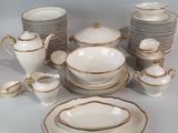 beaucoup d'assiettes et de bols blancs et dorés