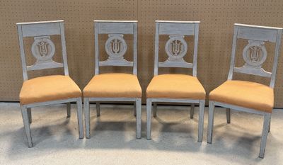 quatre chaises avec un revêtement jaune, un revêtement jaune, un revêtement jaune, un revêtement jaune, un revêtement jaune, un revêtement jaune, un revêtement jaune, un revêtement jaune