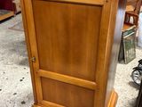 une armoire en bois surmontée d'un miroir