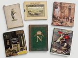 plusieurs vieux livres posés les uns sur les autres sur une table
