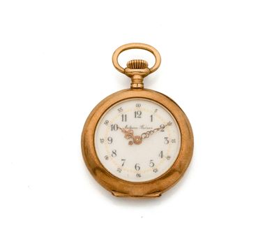 une montre de poche en or sur fond blanc