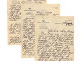 un ensemble de trois lettres manuscrites sur du papier ancien